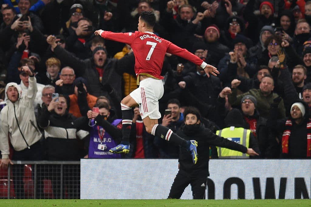 Manchester United se impone al Arsenal 3-2 en un partido emocionante para cerrar la J14 en la Premier League. Emile Smith Rowe, junto con Martin Odeegard anotaron para los Gunners, mientras que para los locales fueron Bruno Fernandes al 44' y Cristiano Ronaldo lució con dos goles, uno de ellos fue penal, para quedarse con la victoria.