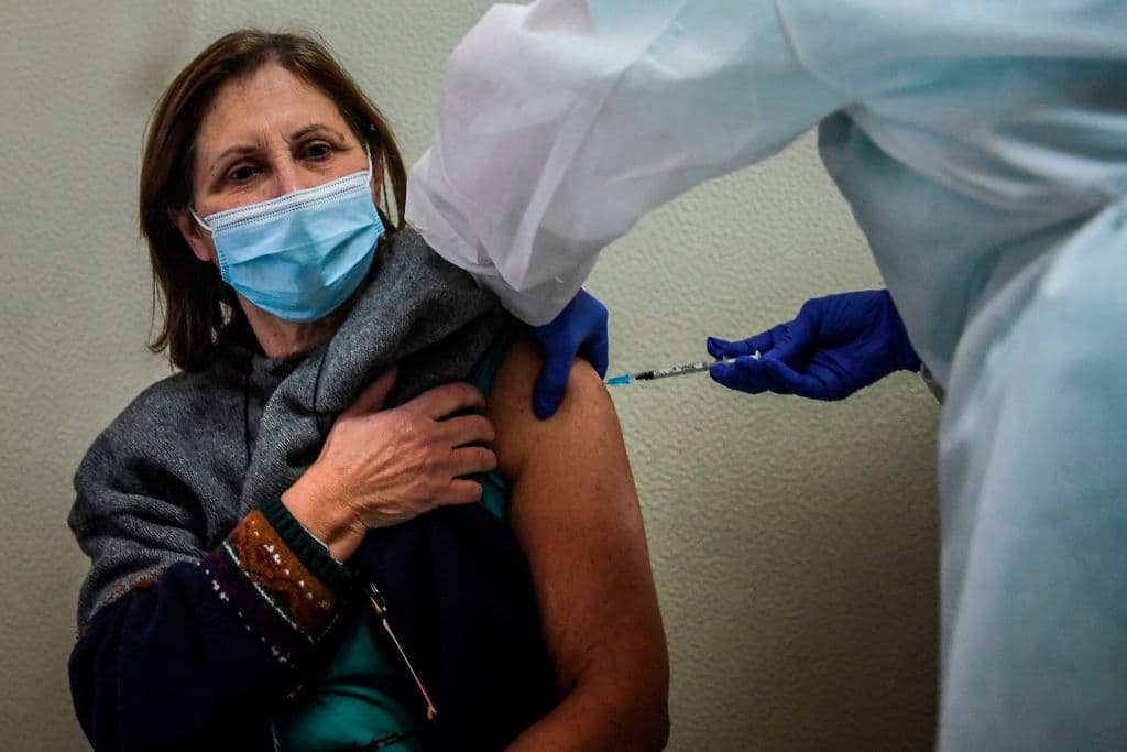 Del desconocido coronavirus a su vacuna en menos de 365 días: cómo la ciencia cambió el final del doloroso 2020