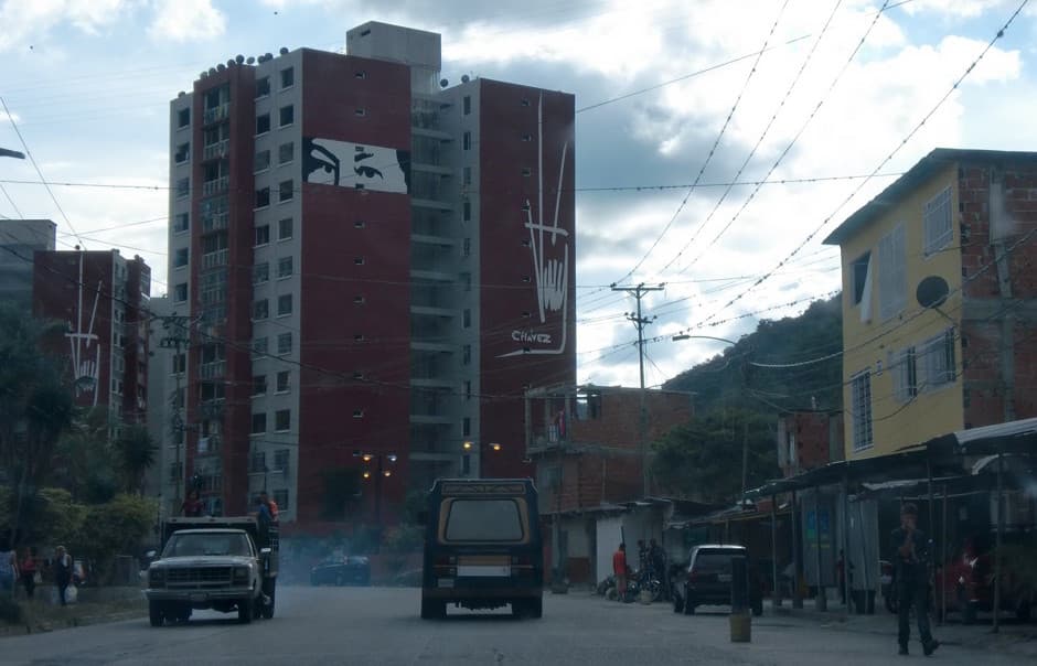 Los ojos de Chávez y su firma en torres de la Gran Misión Vivienda Venezuela (GMVV) en Las Adjuntas, Macarao, Caracas.