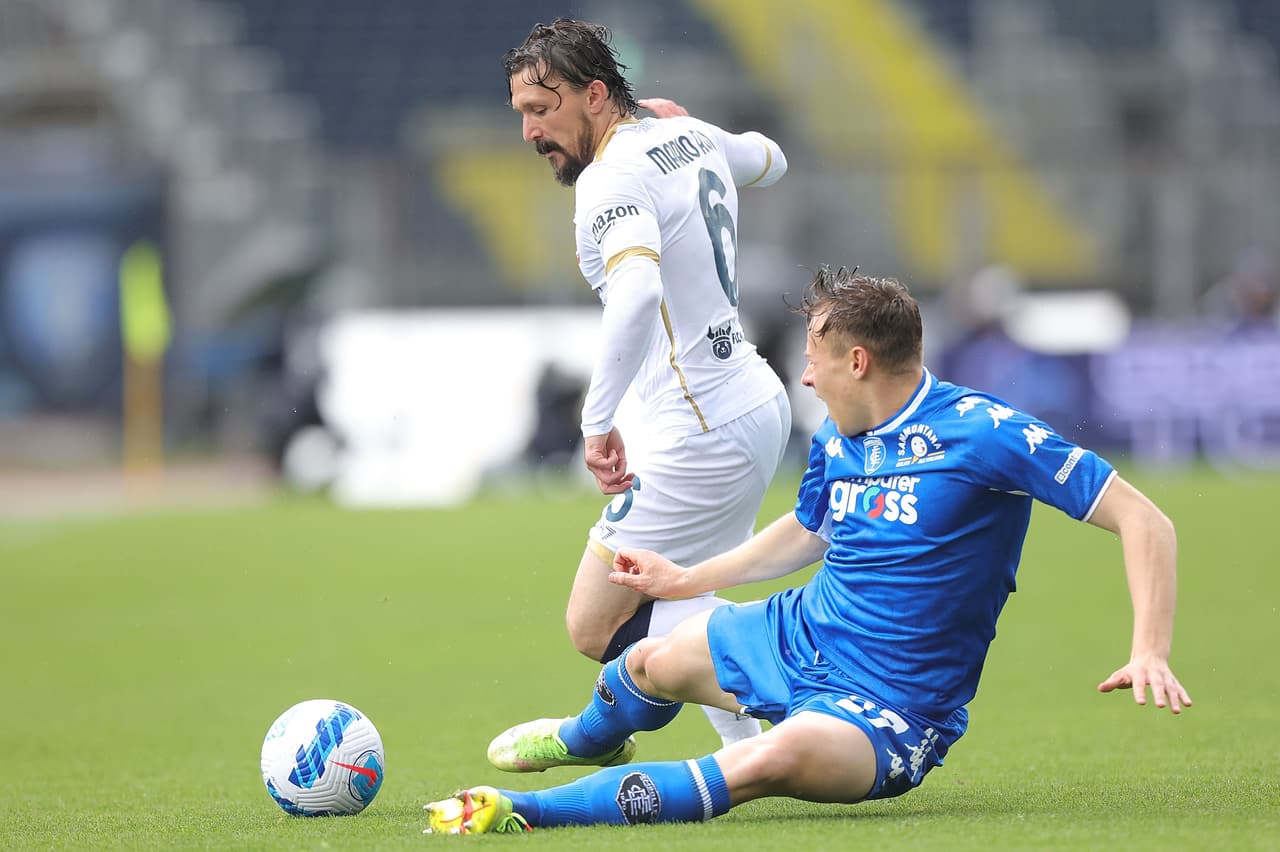 Hirving Lozano dio pase a gol, pero el Napoli se alejó de la lucha por el Scudetto con la épica remontada del Empoli para ganar 3-2 tras ir abajo 0-2 hasta los últimos 10 minutos en la Serie A.