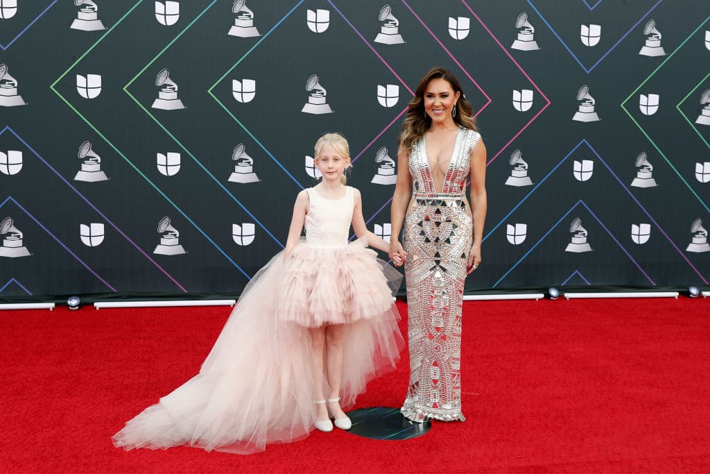 Su compañera de programa 
<b>Tanya Charry </b>también desfiló por la prestigiada pasarela y llegó acompañada de la hija de su marido Sebastián Jiménez.
<br>