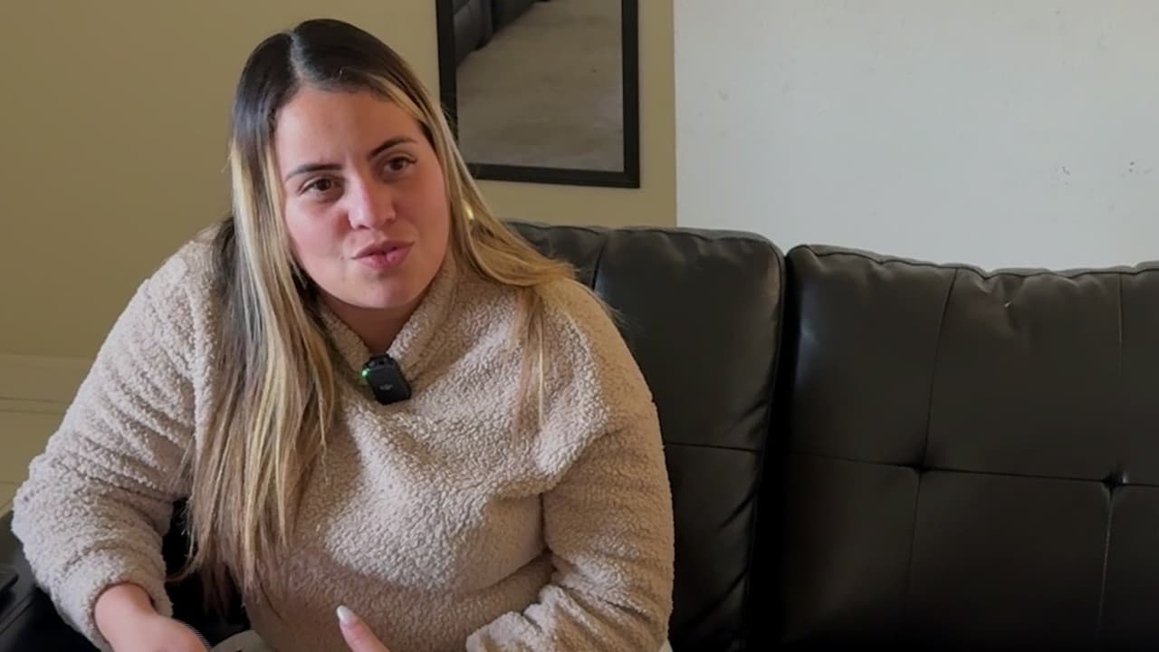 “Esto nos complica más”: Venezolana reacciona al cambio en la solicitud de un permiso de trabajo para personas con asilo