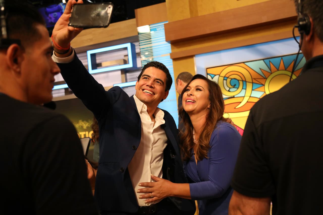 Orlando Segura también pasó a tomarse la foto del recuerdo con ella.