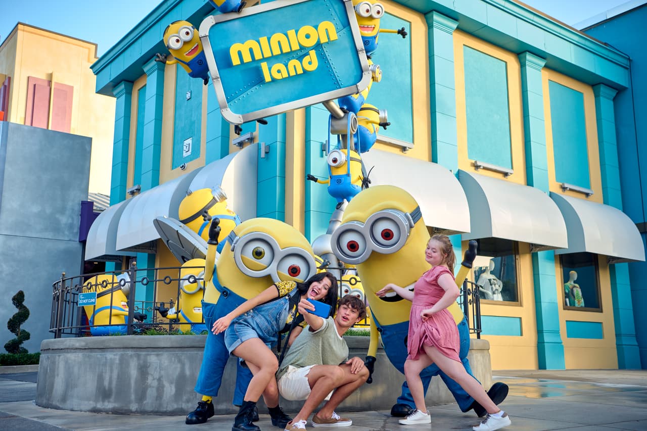 Minion Land en Illumination Ave. ya abrió oficialmente en Universal Studios Florida. 
<b>Mira todas las diferentes atracciones que ofrecen.</b>