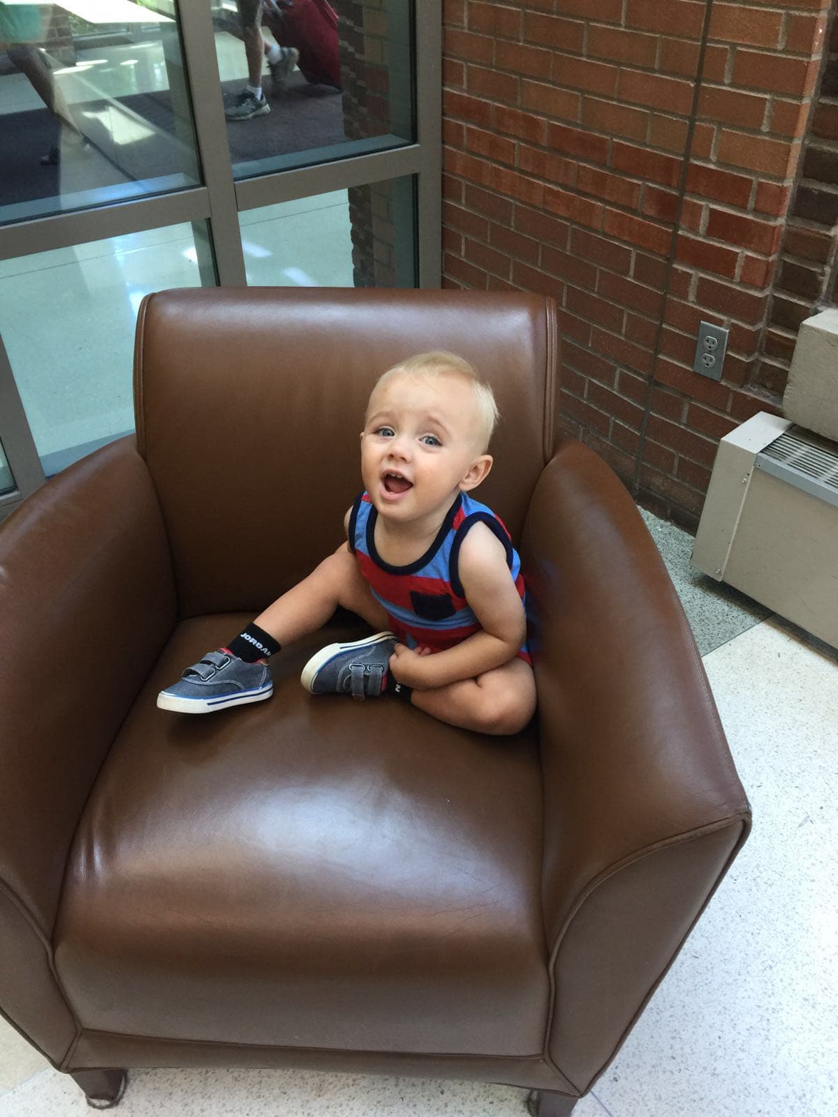 William es un peque adorable, muy risueño y juguetón.