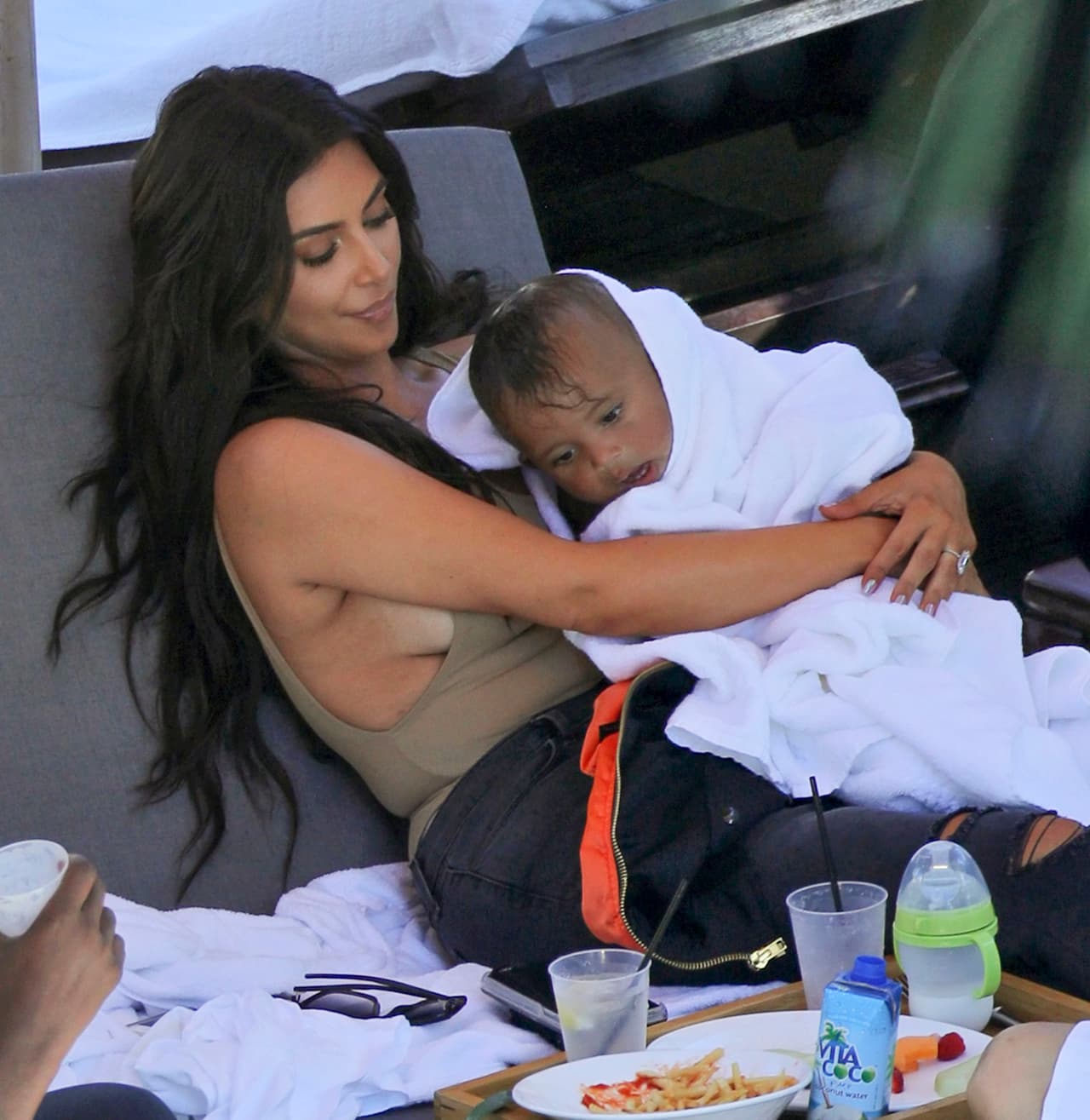 Las cámaras lo captaron disfrutando de los mimos de su famosa mamá.