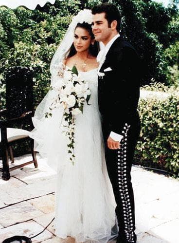 Biby usó un vestido tradicional blanco valuado en 10,000 dólares, con escote y un corte que disimulaba el vientre de la actriz, quien estaba embarazada del primer hijo de la pareja, Eduardo, quien nació ese mismo año.