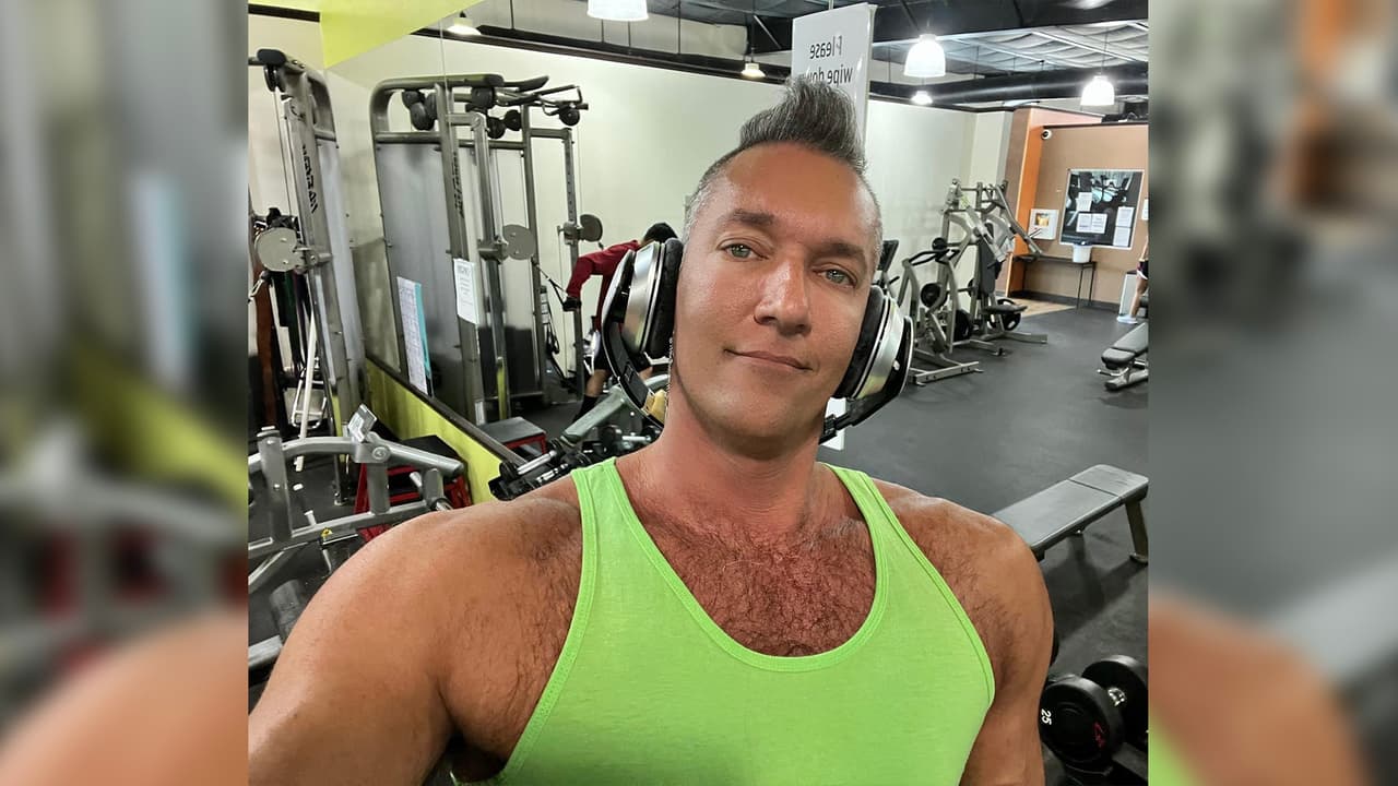 Wallace cuenta que fue a diferentes bares del área, así como un evento en la ciudad de Austin, pero no sabe cómo exactamente estuvo en contacto con el virus.