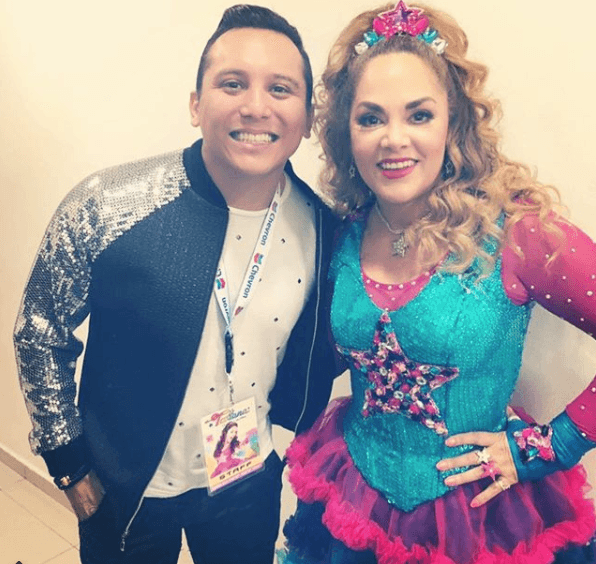 Y como el trabajo tiene qué seguir, este 30 de abril Edwin Luna y la Trakalosa se presentaron en un evento dedicado a los niños en la Arena Monterrey donde además estuvo Tatiana, la llamada 'Reina de los niños', y como Edwin es su fan, no se quiso quedarse sin la foto del recuerdo.