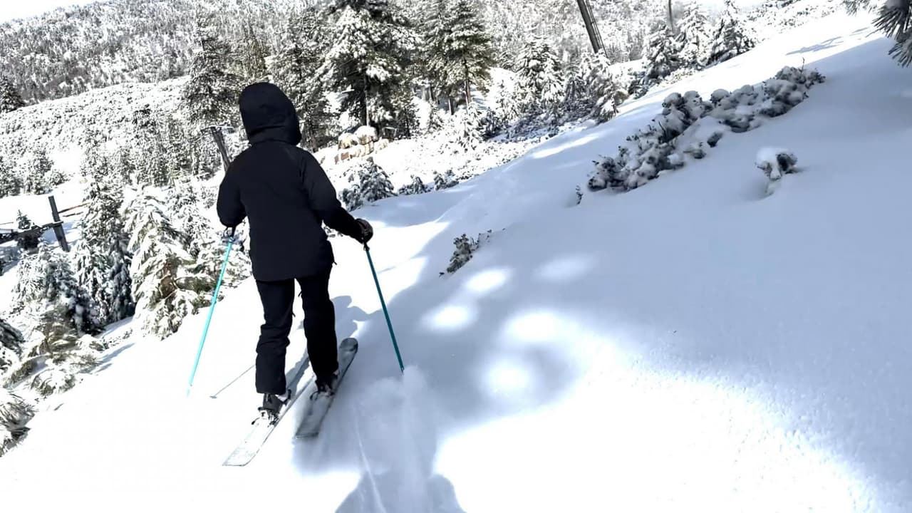 Las montañas de San Bernardino ya superan las 14 pulgadas de nieve acumulada, según reportes de Snow Valley un centro de esquí. La tormenta invernal durante el fin de semana dejó acumulados entre 2 a 4 pulgadas de nieve fresca. El centro turístico espera a decenas de visitantes y amantes de los deportes de invierno. Sin embargo, al mismo tiempo piden a los visitantes estar alerta de las condiciones del tiempo por el nuevo río atmosférico que se prolongará hasta el fin de semana.
