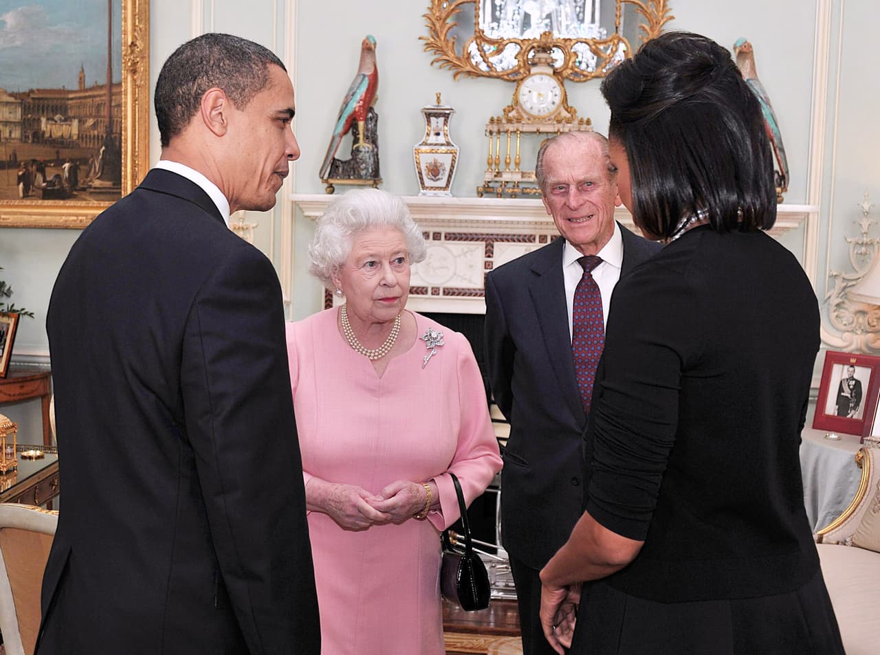 Uno de ellos fue el 
<b><a href="https://www.univision.com/entretenimiento/realeza/michelle-obama-revela-la-incomoda-situacion-que-genero-su-criticado-abrazo-a-la-reina-isabell-ii" target="_blank">abrazo que Michelle Obama</a></b> le dio a la reina durante la cumbre del G-20 en 2009, cuando Barack Obama era presidente de EEUU. La reina correspondió el gesto que sucedió en el palacio de Buckingham.