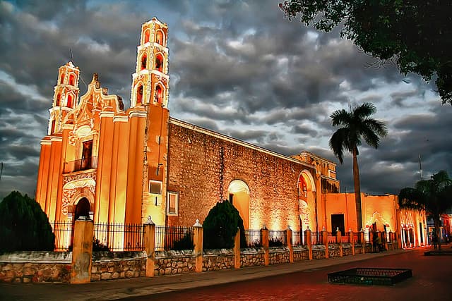 <b>Mérida es —dicho por una respetable cantidad de mexicanos— una de las ciudades más bellas de México</b>; entre sus muchos encantos destacan las construcciones de tiempos de la colonia, como esta iglesia en el barrio de San Juan, en el Centro Histórico de la ciudad. Si a eso se suma lo rico de su gastronomía, no es difícil entender por qué figura en la selección de Lonely Planet. | Foto: Rubén Naíl / Flickr.