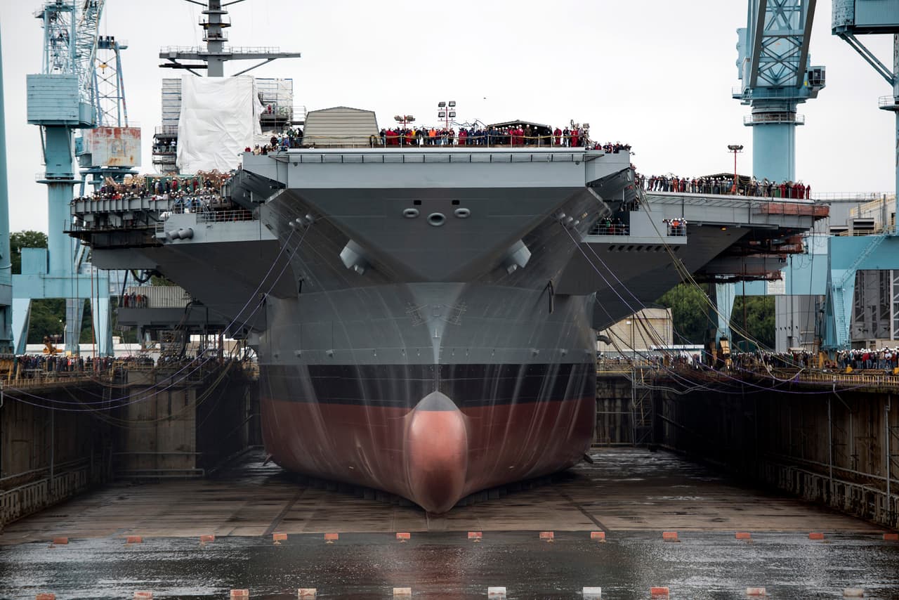 La proa del USS Gerald Ford, en el astillero de Newport News, Virginia, antes de ser lanzado al agua en 2013.