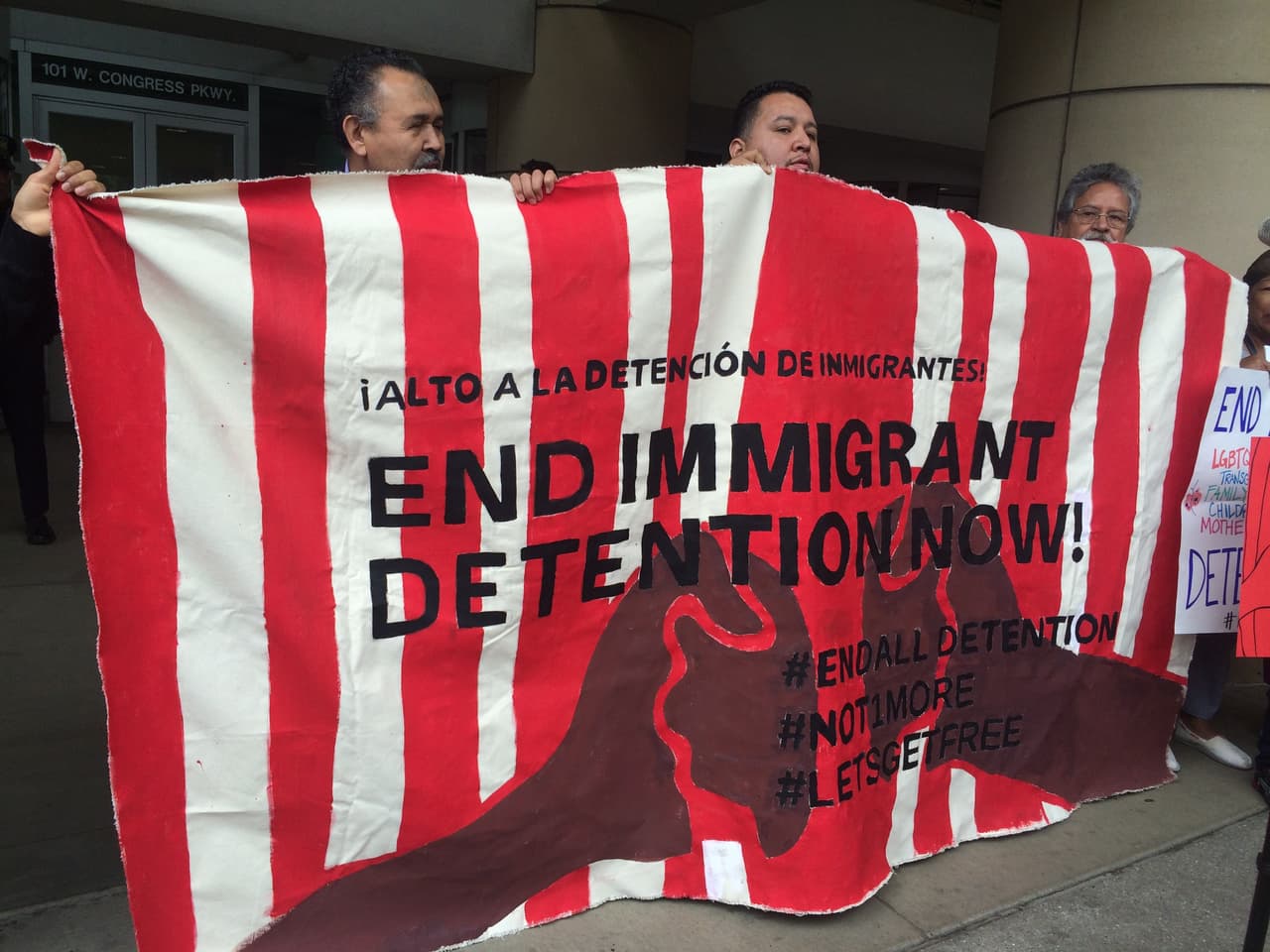 Durante la semana nacional contra la detención de inmigrantes a nivel nacional, un grupo de pro inmigrantes en Chicago se manifestó a las afueras de las oficinas de Inmigración y Aduanas contra presuntos abusos y maltratos que las personas confinadas viven en los centros de detención de ICE.