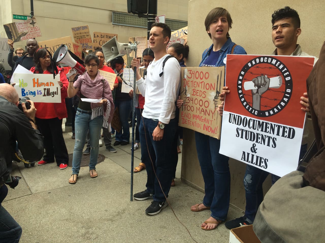 Durante la semana nacional contra la detención de inmigrantes a nivel nacional, un grupo de pro inmigrantes en Chicago se manifestó a las afueras de las oficinas de Inmigración y Aduanas contra presuntos abusos y maltratos que las personas confinadas viven en los centros de detención de ICE.