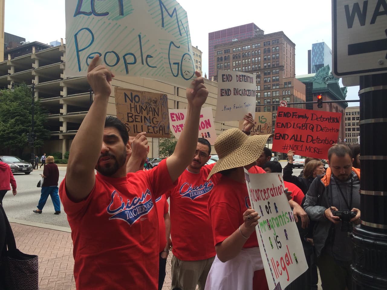 Durante la semana nacional contra la detención de inmigrantes a nivel nacional, un grupo de pro inmigrantes en Chicago se manifestó a las afueras de las oficinas de Inmigración y Aduanas contra presuntos abusos y maltratos que las personas confinadas viven en los centros de detención de ICE.