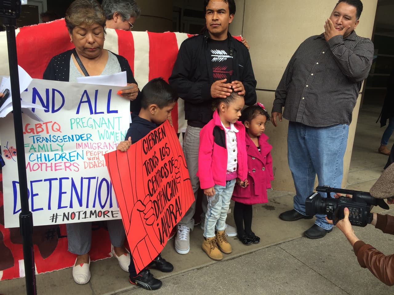 Durante la semana nacional contra la detención de inmigrantes a nivel nacional, un grupo de pro inmigrantes en Chicago se manifestó a las afueras de las oficinas de Inmigración y Aduanas contra presuntos abusos y maltratos que las personas confinadas viven en los centros de detención de ICE.