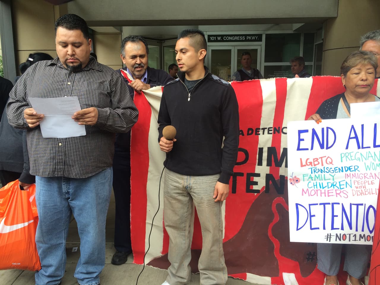 Durante la semana nacional contra la detención de inmigrantes a nivel nacional, un grupo de pro inmigrantes en Chicago se manifestó a las afueras de las oficinas de Inmigración y Aduanas contra presuntos abusos y maltratos que las personas confinadas viven en los centros de detención de ICE.