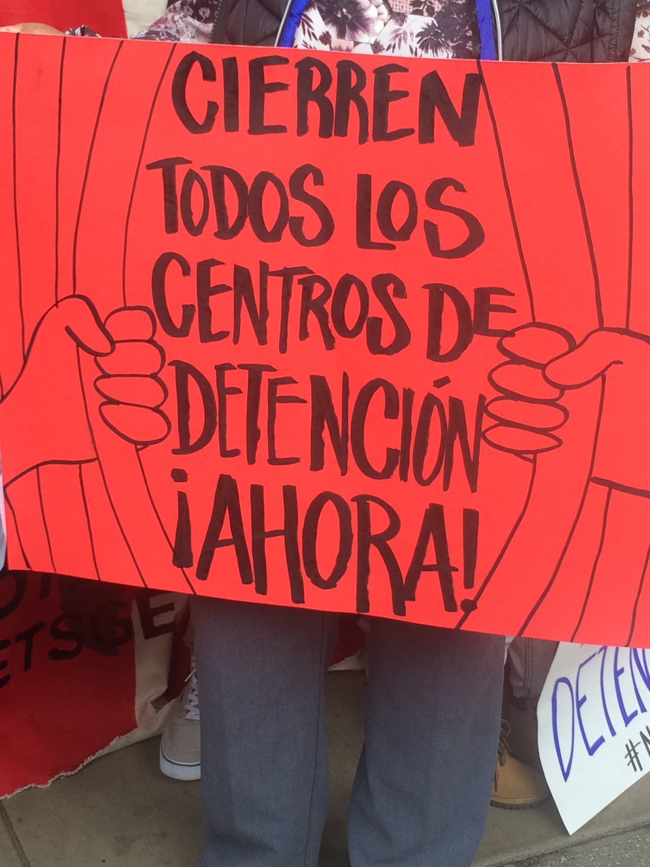 Durante la semana nacional contra la detención de inmigrantes a nivel nacional, un grupo de pro inmigrantes en Chicago se manifestó a las afueras de las oficinas de Inmigración y Aduanas contra presuntos abusos y maltratos que las personas confinadas viven en los centros de detención de ICE.