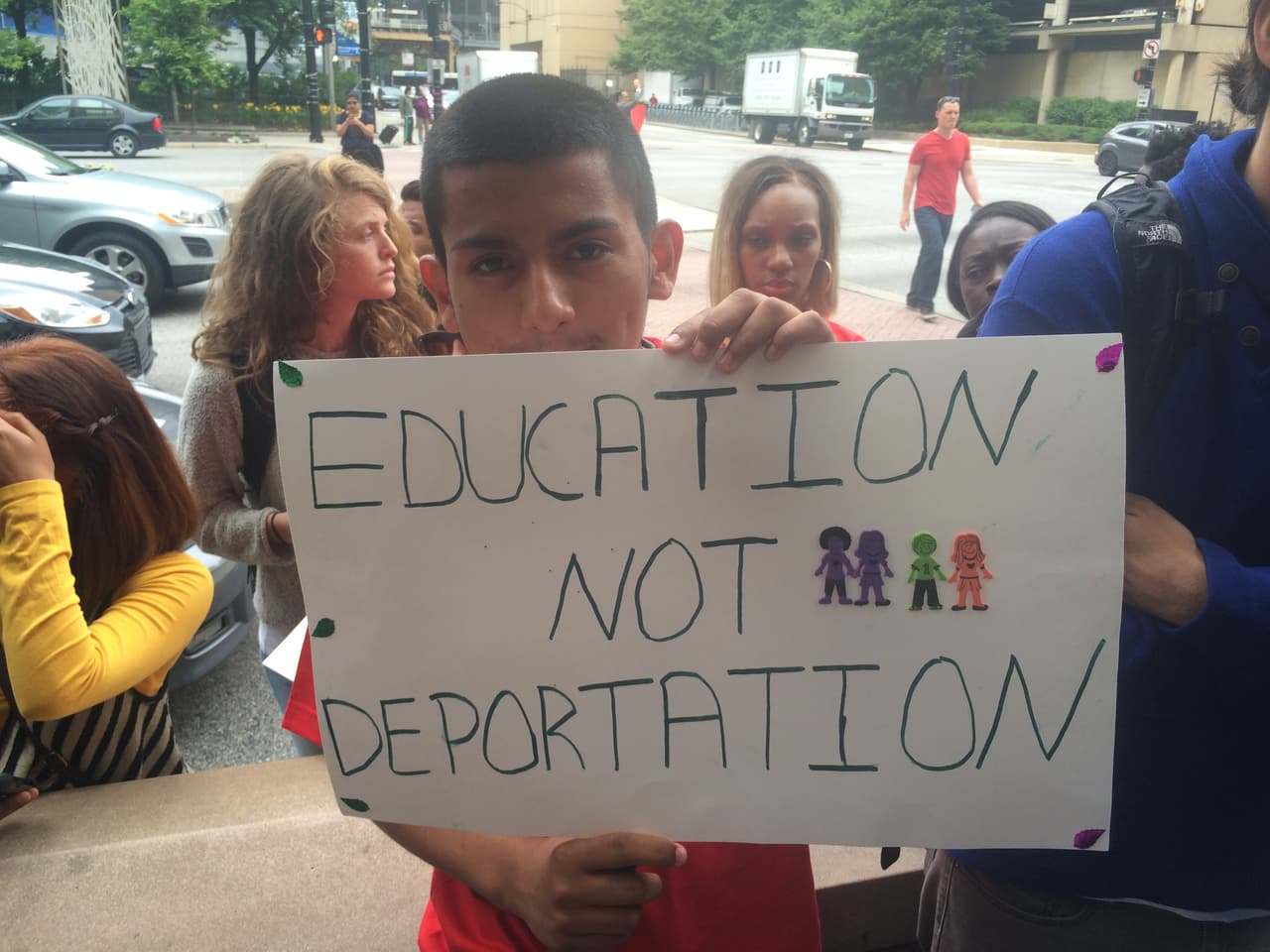 Durante la semana nacional contra la detención de inmigrantes a nivel nacional, un grupo de pro inmigrantes en Chicago se manifestó a las afueras de las oficinas de Inmigración y Aduanas contra presuntos abusos y maltratos que las personas confinadas viven en los centros de detención de ICE.