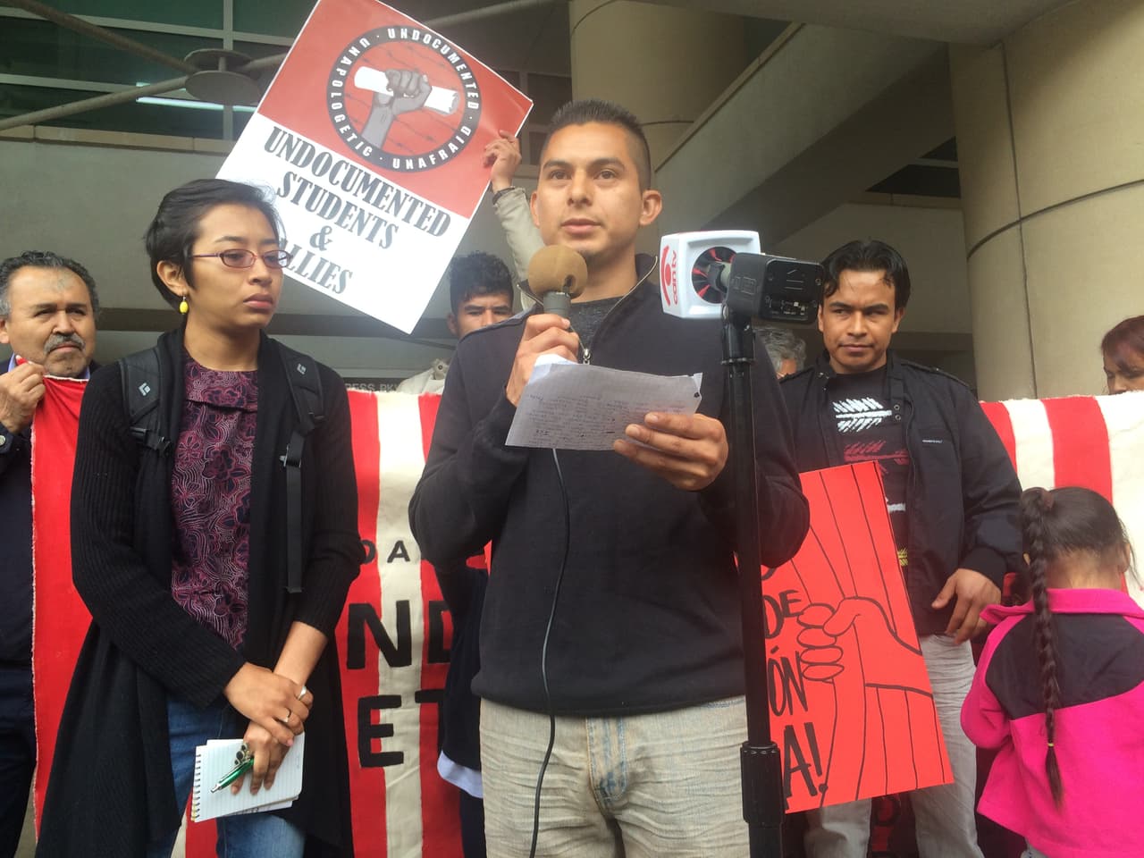 Durante la semana nacional contra la detención de inmigrantes a nivel nacional, un grupo de pro inmigrantes en Chicago se manifestó a las afueras de las oficinas de Inmigración y Aduanas contra presuntos abusos y maltratos que las personas confinadas viven en los centros de detención de ICE.