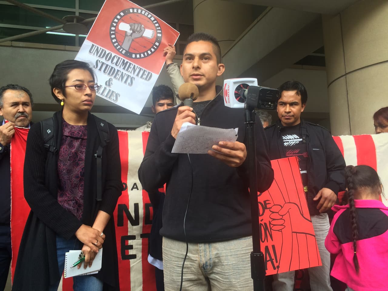 Durante la semana nacional contra la detención de inmigrantes a nivel nacional, un grupo de pro inmigrantes en Chicago se manifestó a las afueras de las oficinas de Inmigración y Aduanas contra presuntos abusos y maltratos que las personas confinadas viven en los centros de detención de ICE.