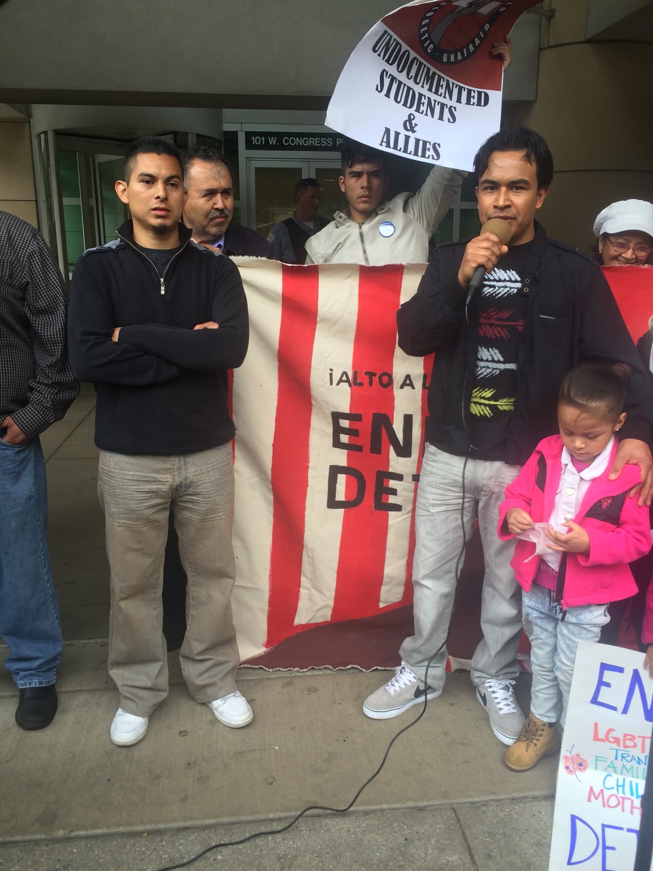 Durante la semana nacional contra la detención de inmigrantes a nivel nacional, un grupo de pro inmigrantes en Chicago se manifestó a las afueras de las oficinas de Inmigración y Aduanas contra presuntos abusos y maltratos que las personas confinadas viven en los centros de detención de ICE.