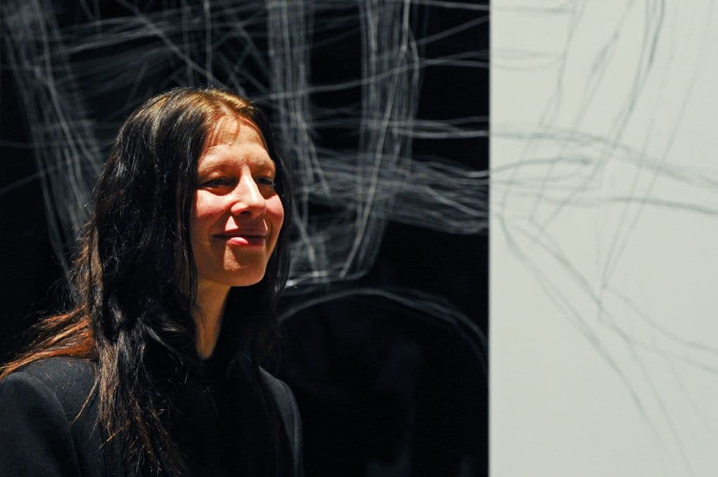 <b>Anne Imhof</b> — artista visual alemana.
<br>
<br>Coreógrafa, artista visual y de performance alemana que vive y trabaja entre Frankfurt y París. Es mejor conocida por su arte de la resistencia, aunque utiliza la pintura como parte central de su práctica.