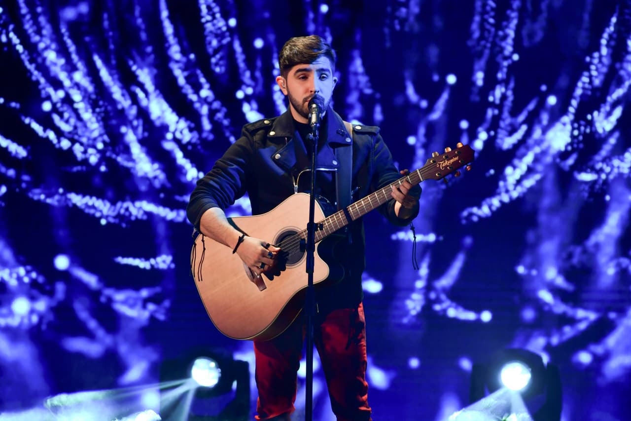 El compositor mexicano fue el primero de los jueces en salir al escenario. Acompañado de su guitarra, pero sin su sombrero, el músico interpretó 'La magia de tus ojos'.