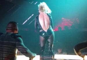 La rubia cantaba su éxito "3" cuando su vestuario estalló y le descubrió la espalda.