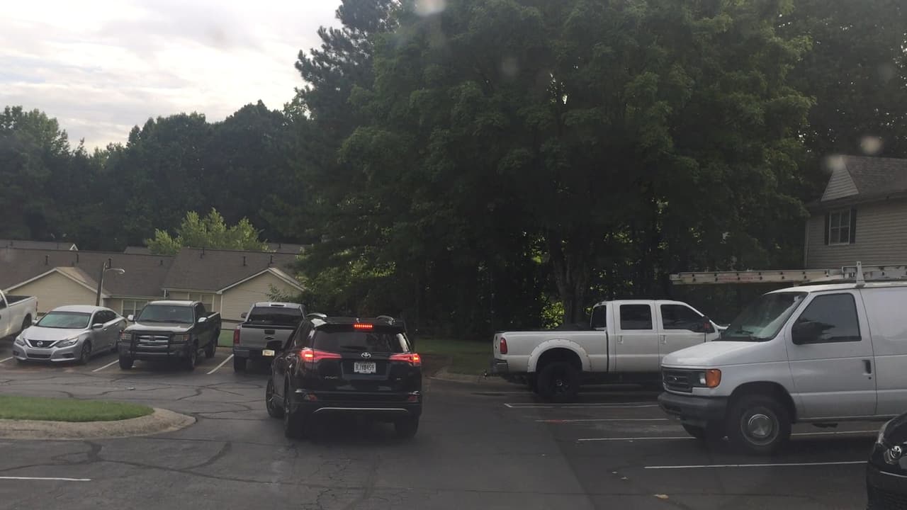 Las comunidades inmigrantes de Georgia vivieron entre los rumores y el miedo el inicio de lo que según el gobierno federal serán varios días de operativos para poner bajo custodia y deportar a indocumentados. En horas de la tarde de este domingo, tanto grupos activistas como Inmigración no habían confirmado detenciones en la región. Al norte de Atlanta, más de 70 personas se reunieron desde muy temprano en la sede de la organización Alianza Latina de Georgia por los Derechos Humanos (GLAHR), desde donde se formaron una decena de grupos que salieron a verificar si agentes del Servicio de Inmigración y Control de Aduanas de los Estados Unidos (ICE) estaban en los vecindarios arrestando a personas.