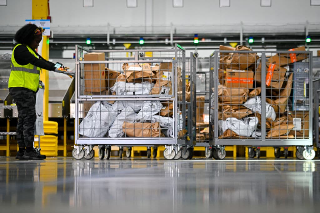 Más de 200 trabajadores en el centro de cumplimiento de Amazon, uno de los más grandes en Orlando, ejecutaron el proceso para que las órdenes de los clientes pudieran ser entregadas con precisión y a tiempo. Incluso, el mismo día.