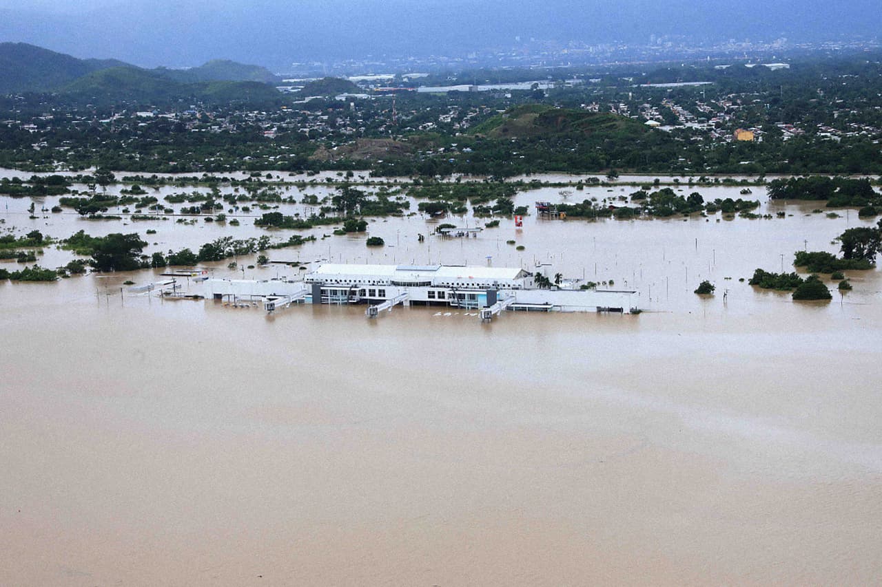 El huracán pasó unas 40 millas al sur-suroeste de la capital de Honduras. En Nicaragua, un deslizamiento de tierra enterró a 12 personas, de las cuales solo 4 pudieron ser rescatadas. Hasta el momento, Honduras parece haberse llevado la peor parte.
<br>
