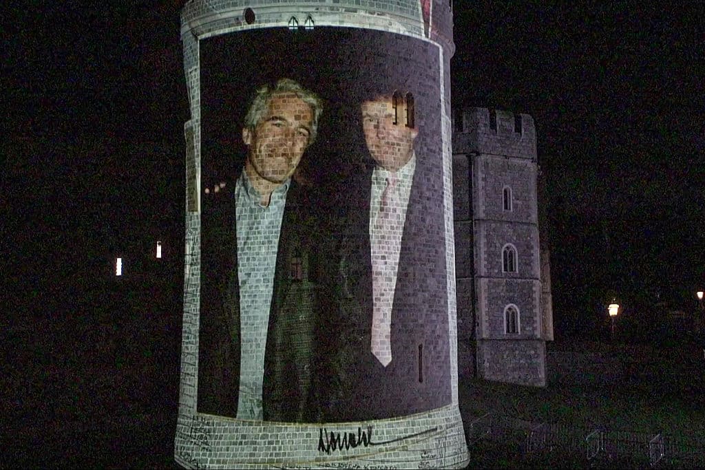Foto de Trump y Epstein proyectada en una torre del castillo de Windsor por activistas la noche del martes, como protesta por la pomposa visita de Trump a Reino Unido.
