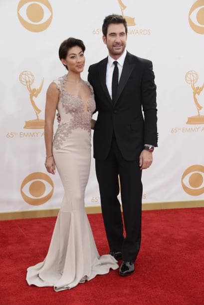 Los trajes que lucieron las damas en los Premios Emy demuestran que el arte de llamar la atención estaba concentrado en llevar y lucir cada pieza, regia, con detalles inesperados, como un toque de color o simplicidad de líneas. Telas suaves o flotantes, colores sosegados o llamativos, diseños sobrios o atrevidos. Míralos todos y ¡copia lo que más te guste!, ahora llega la temporada de fiestas y tú puedes lucir como las estrellas.