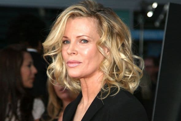 Kim Bassinger es todavía una sexy symbol, y también es recordada por sus papeles de mujer fatal y atractiva en el cine.