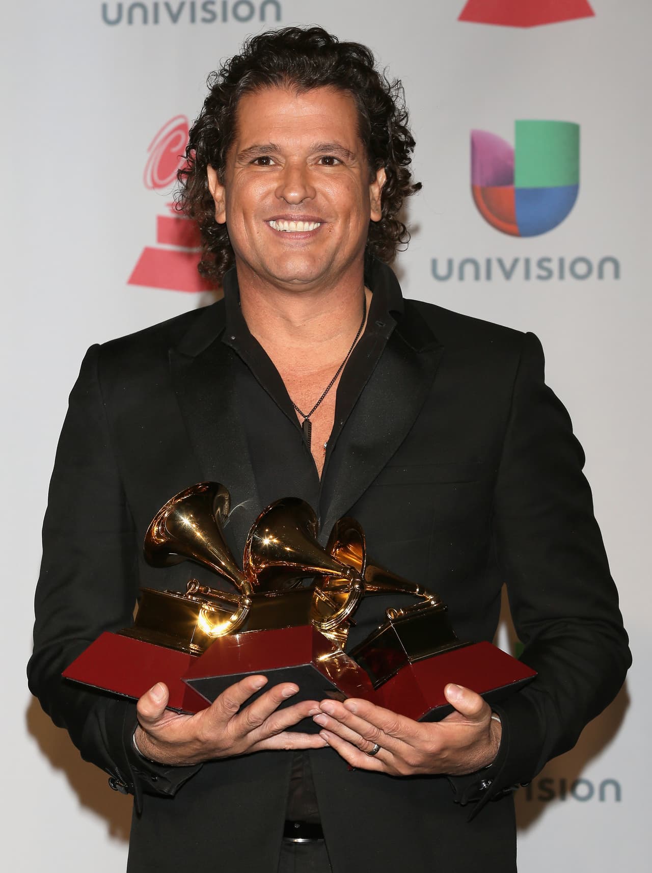 En el año 2013 lo vimos así de sonriente sostentiendo sus tres galardones que se llevó esa noche.