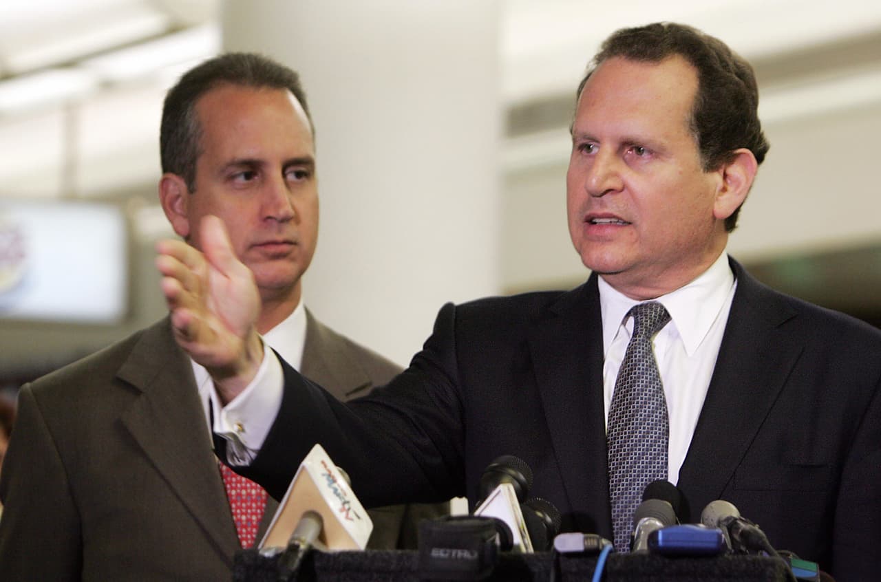 El representante Lincoln Diaz-Balart acompañado en esta foto por su hermano Mario Diaz-Balart durante una conferencia de prensa en el aeropuerto internacional de Miami en agosto de 2006.