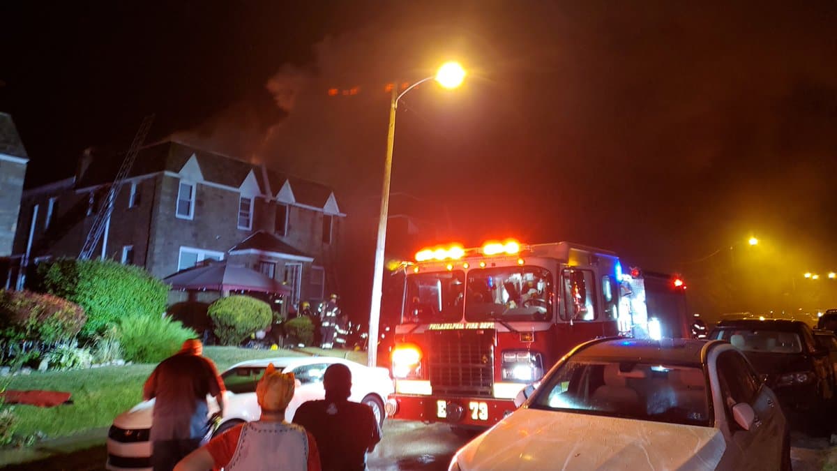Incendio cobra la vida de una pareja de adultos mayores en East Mount Airy