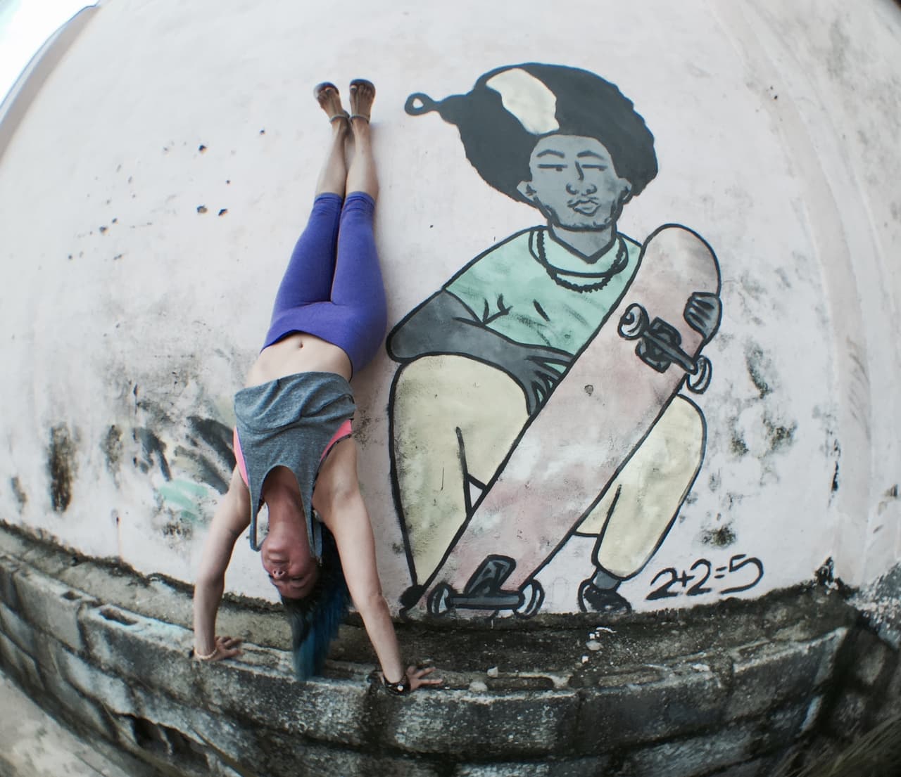 Haciendo 'yogini' en las calles de La Habana, justo al lado del mural de un artista local.