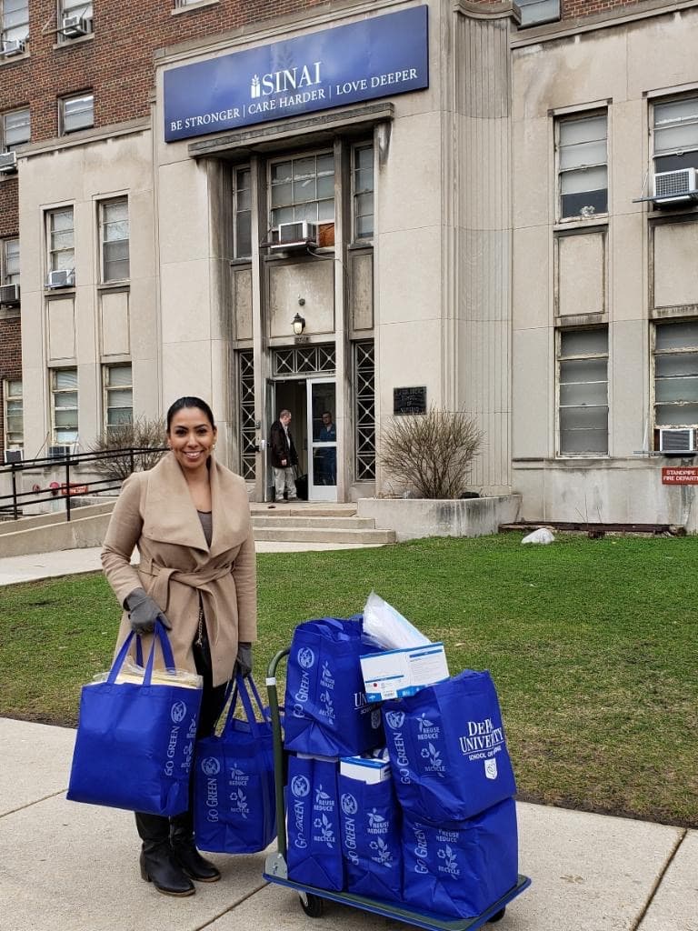 "Mi corazón se rompe cuando escucho a las enfermeras y los médicos compartir sus experiencias, y el miedo que tienen de arriesgar la vida de sus familias porque no tienen la protección adecuada. Sin embargo, todavía regresan al hospital porque sus pacientes dependen de la atención que les brindan. Como presidenta de la Asociación Americana de Enfermeras en Illinois, animo a otras universidades y escuelas, tanto estatales como nacionales, a seguir el ejemplo de DePaul y hacer donaciones a sus hospitales locales", dijo Aquino.