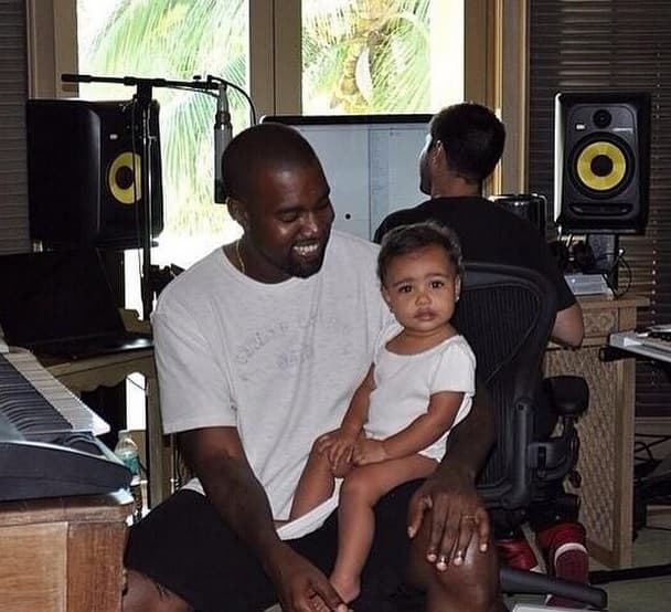 Nori sí que hace sonreír como loco a su papi.