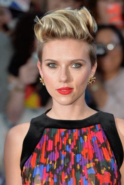 Su corte fue demasiado atrevido pero logró verse muy bien y sobre todo, gracias al tipo de corte puede peinarse de distintas formas y lucir diferente.