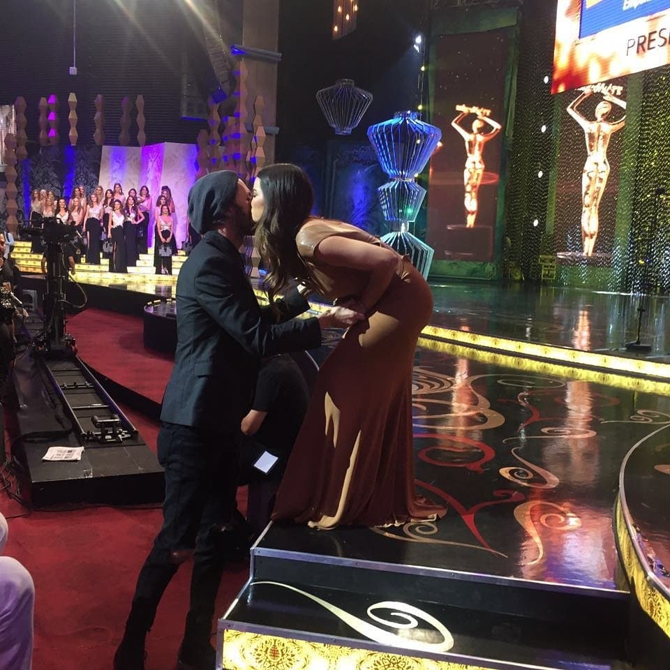 Todos los nervios se fueron en el momento en que Maite fue la ganadora de la estatuilla. Su novio Koko se levantó para felicitarla y se dieron un tierno beso.