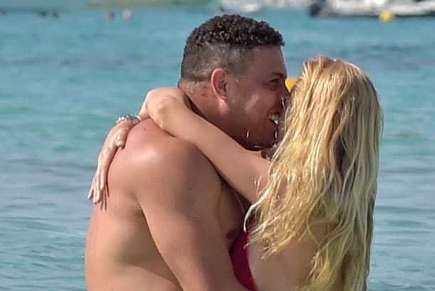 Tremendas muestras de pasión le dio Ronaldo a su bellísima novia, Celina Locks.