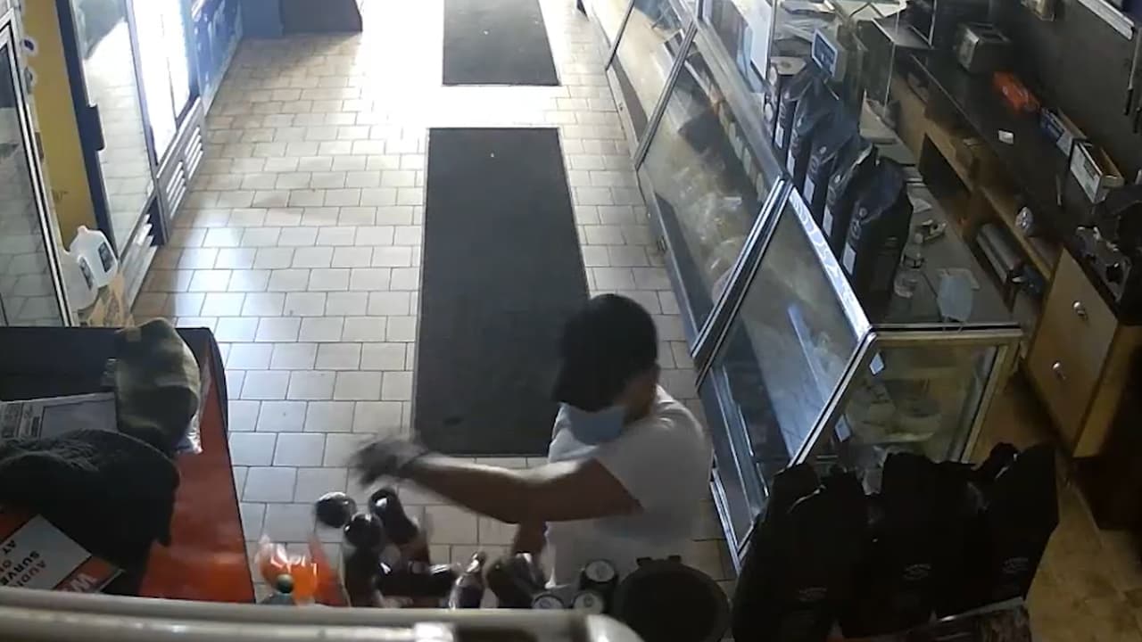Sujetos destruyen tienda de bagels luego que empleado les dijera que ya estaba cerrada