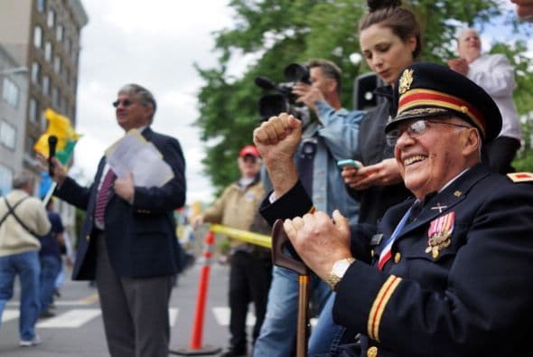 John Chiarella, veterano de guerra en Corea, mira el desfile de Memorial Day en Waterbury, Connecticut.