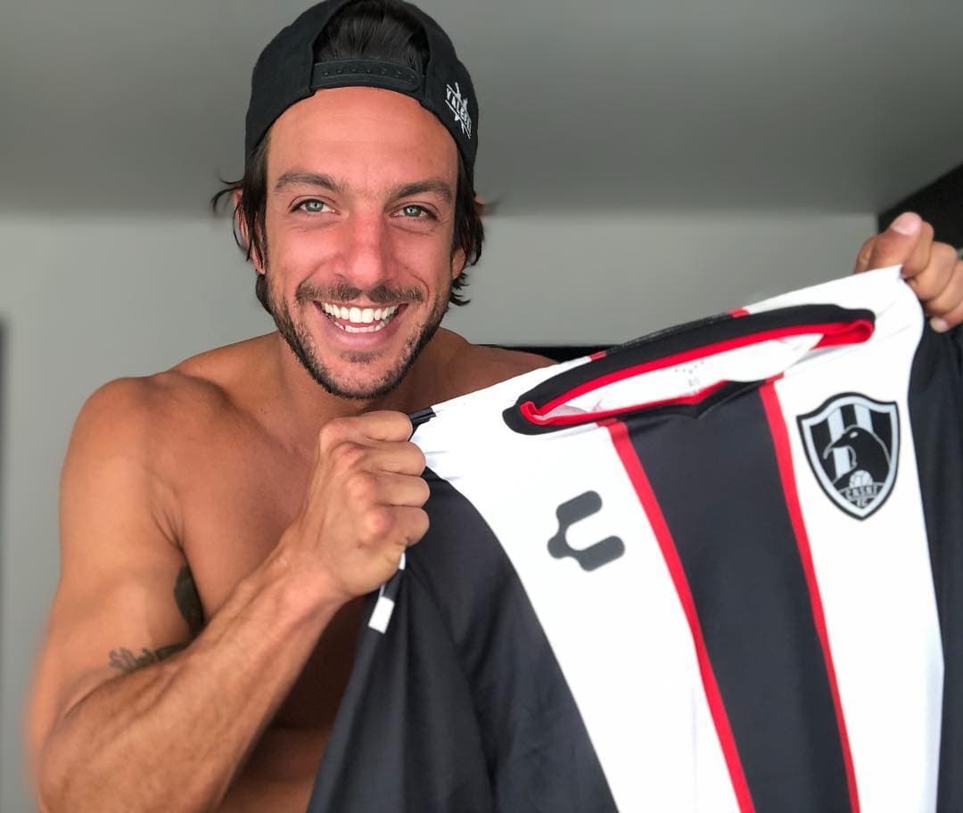 Abriéndose paso en la pantalla chica, Joaquín Ferreira se dio a conocer en México con el papel de '
<b>El Potro</b>' en la serie '
<b>Club de Cuervos</b>', producida por la plataforma Netflix.