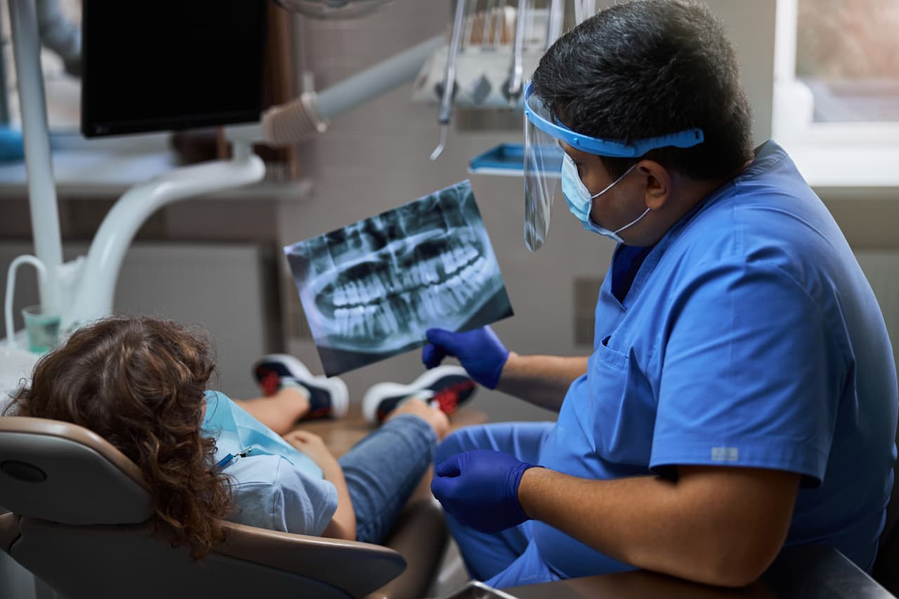 La inusual y peligrosa operación que salvó la vida de una niña que tenía una aguja de dentista en el cerebro