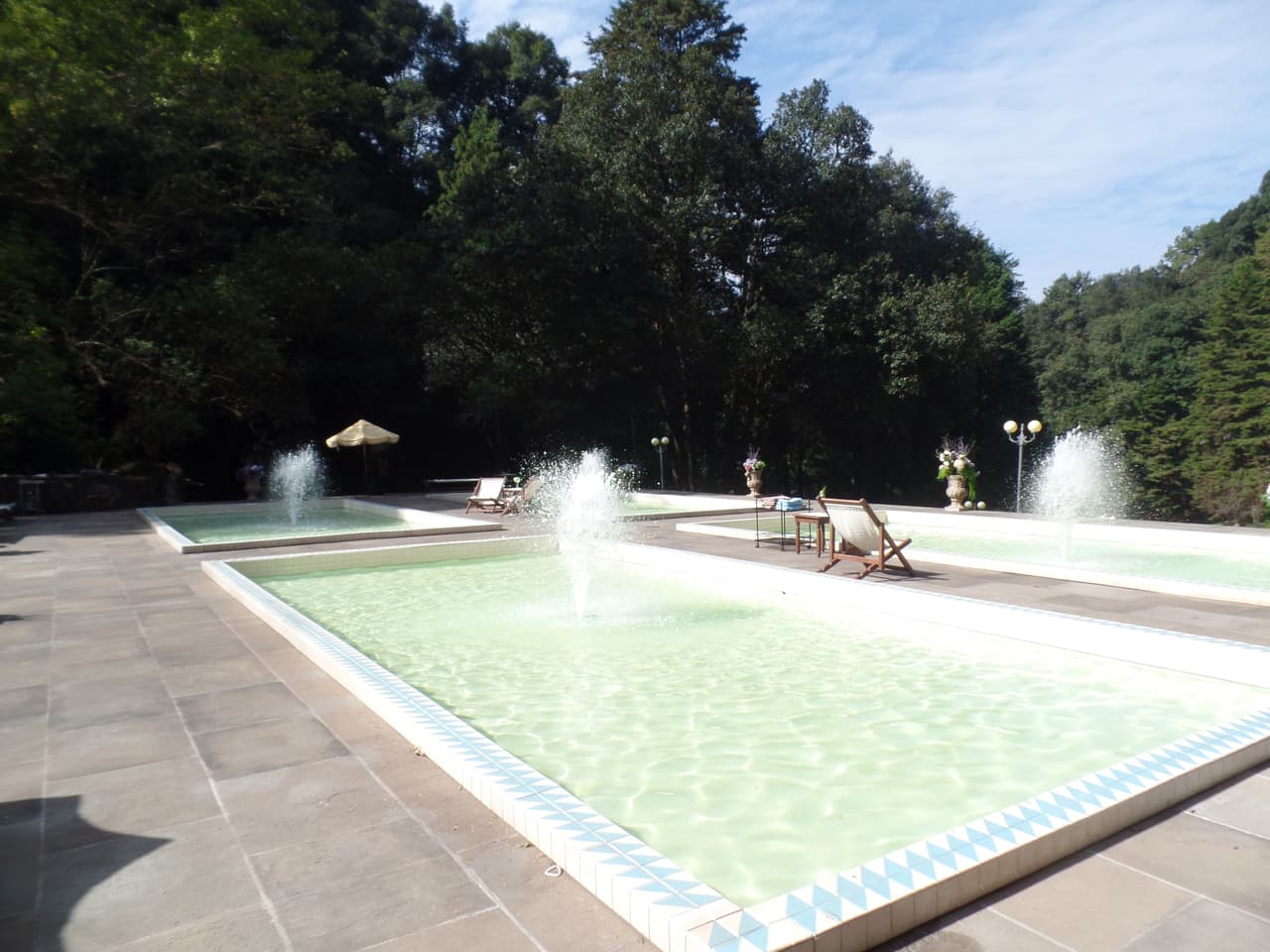 En las fuentes pueden tomar el sol mientras leen o admiran el hermoso paisaje.